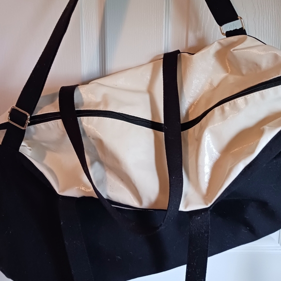 LARGE VICTORIA'S SECRET DUFFLE BAG - Picture 6 of 10